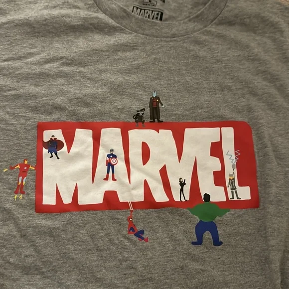 Uniqlo Marvel Women’s shirt in gray - Picture 5 of 6